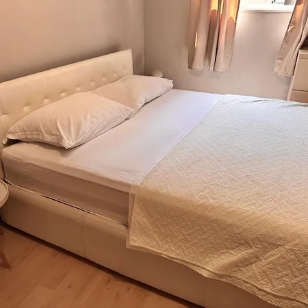 Lejlighed Soul-steps From And Center *